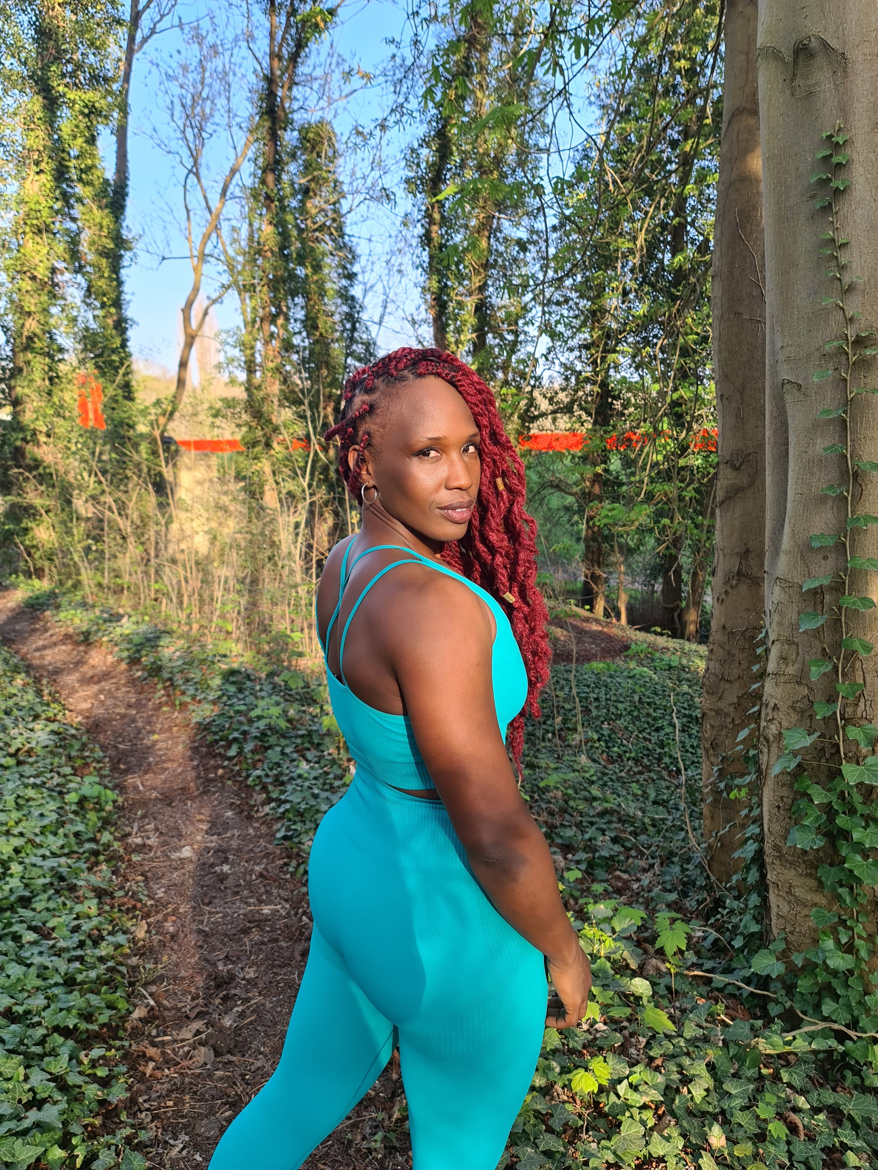 Portrait de Nadra Ajimi, coach sportive Neyafit, en extérieur.