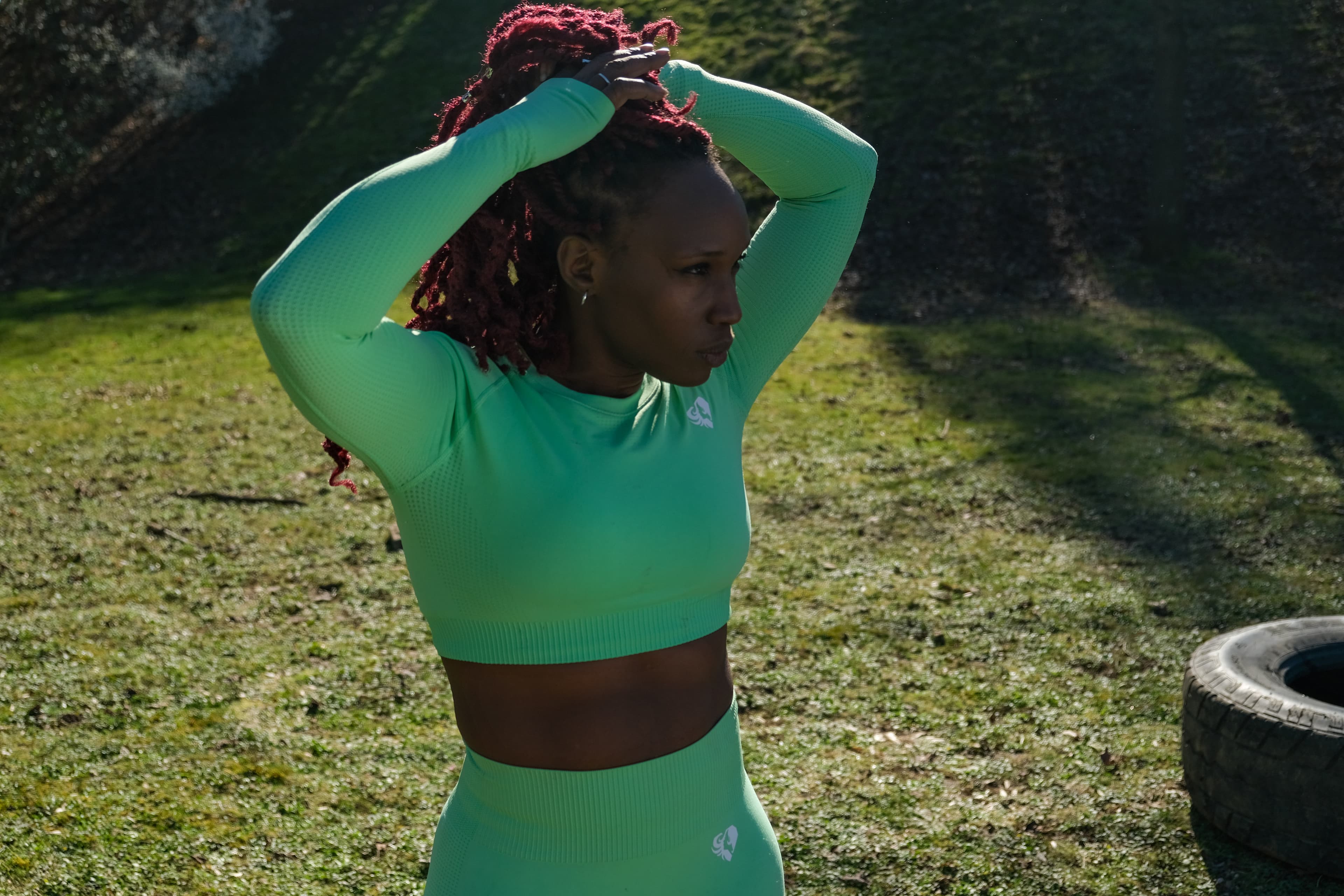 Nadra Ajimi, coach sportive Neyafit, en tenue de sport en extérieur.